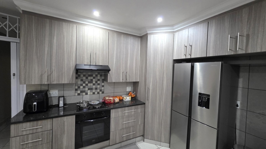 To Let 3 Bedroom Property for Rent in Melodie North West